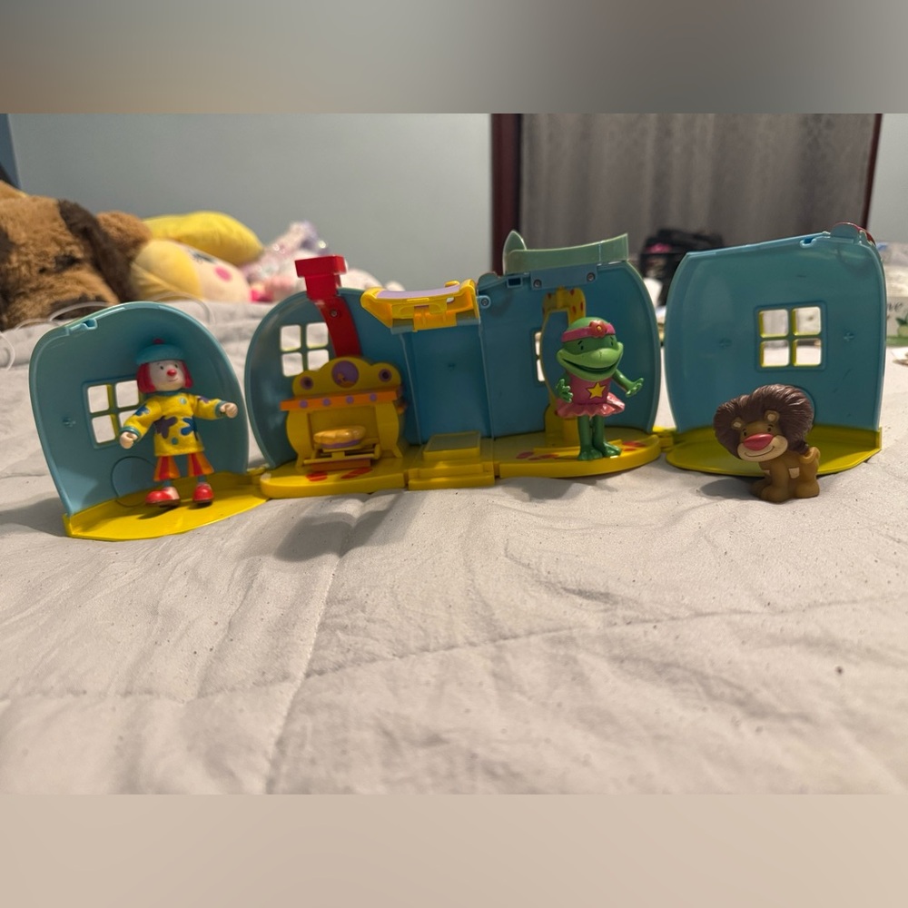 Vintage playhouse  Disney JoJo's Circus Shoe with Figures JoJo Golitath frog
